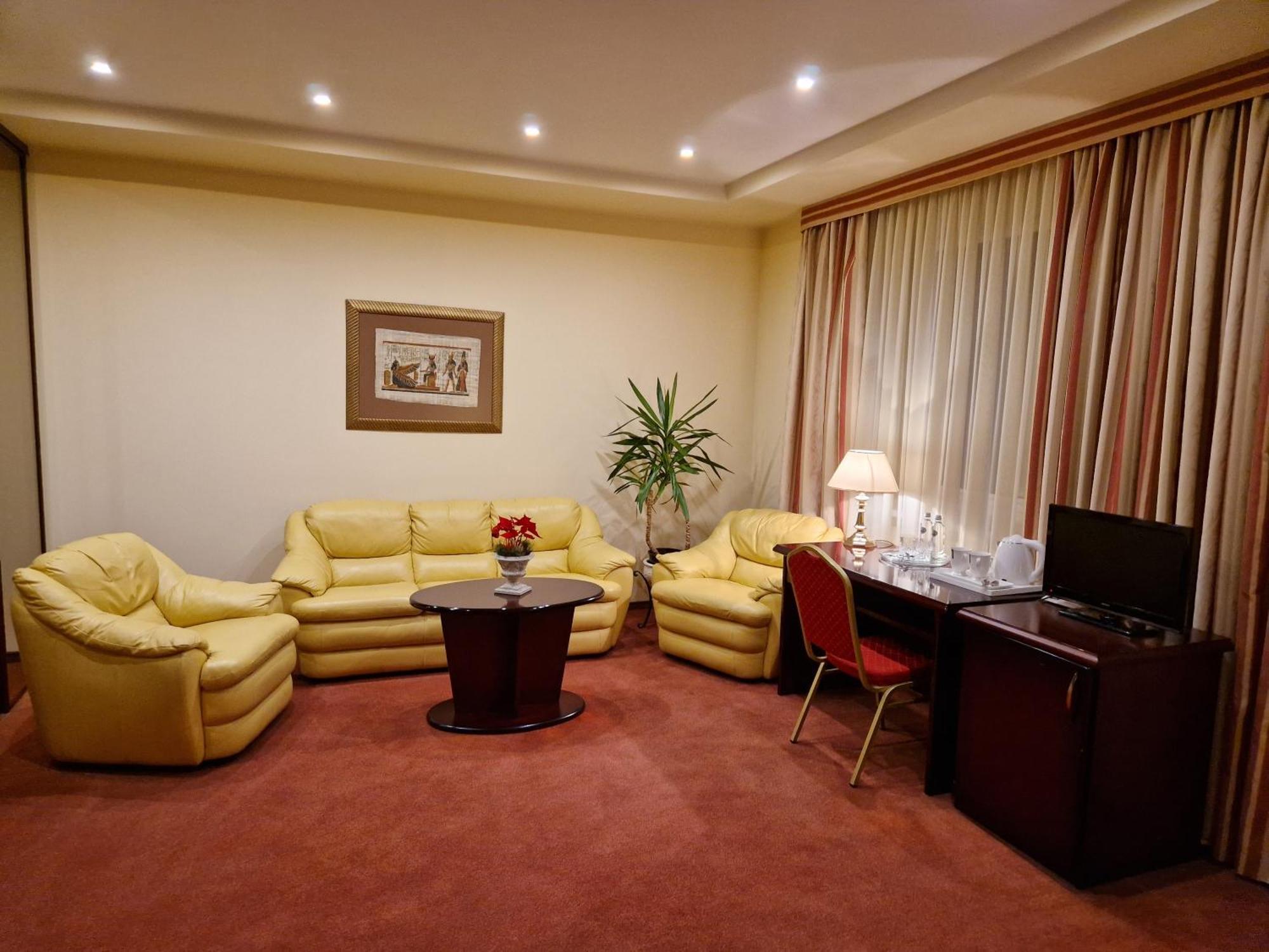 Hotel Sfinksas Kaunas Ngoại thất bức ảnh