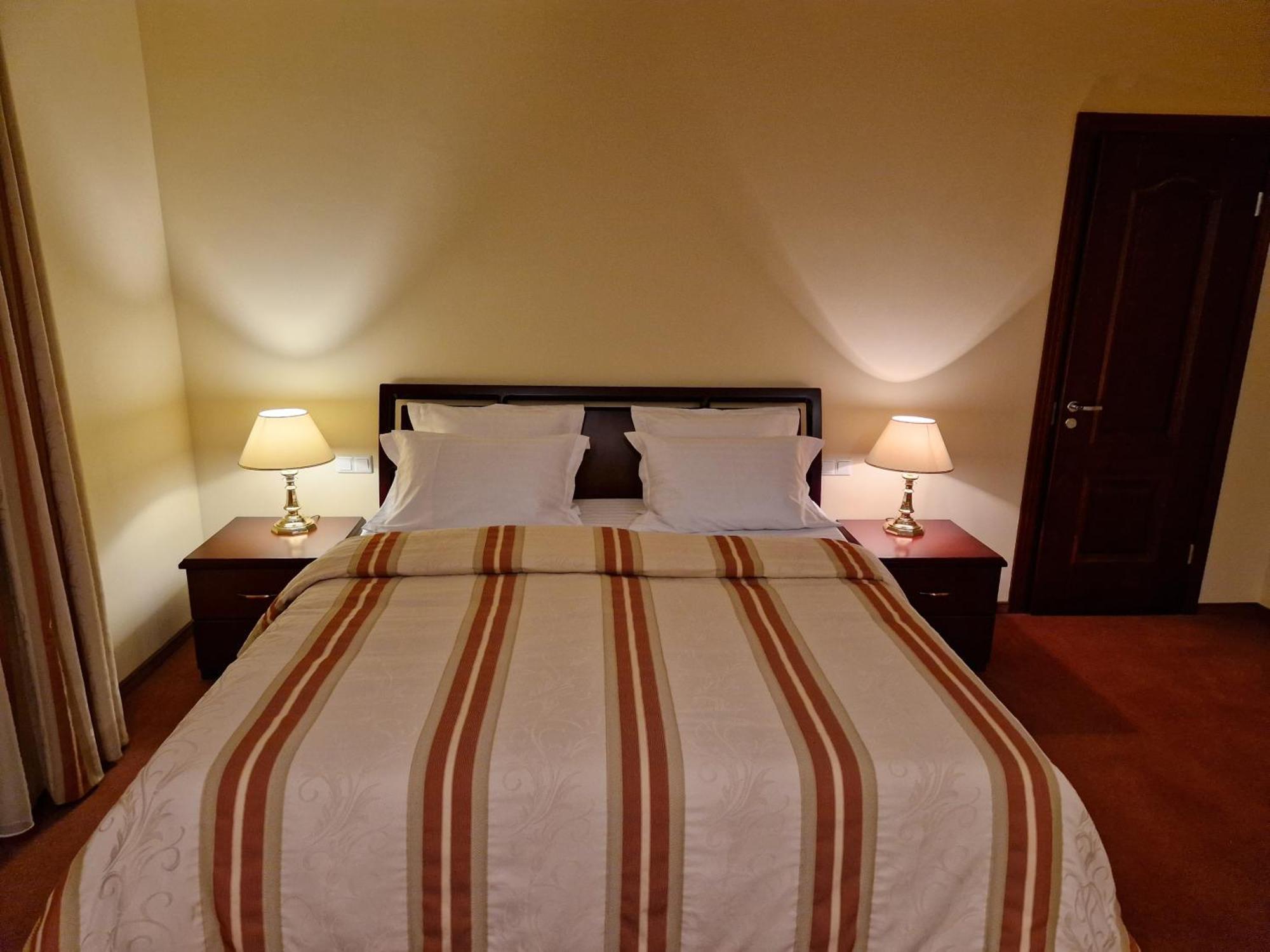 Hotel Sfinksas Kaunas Ngoại thất bức ảnh