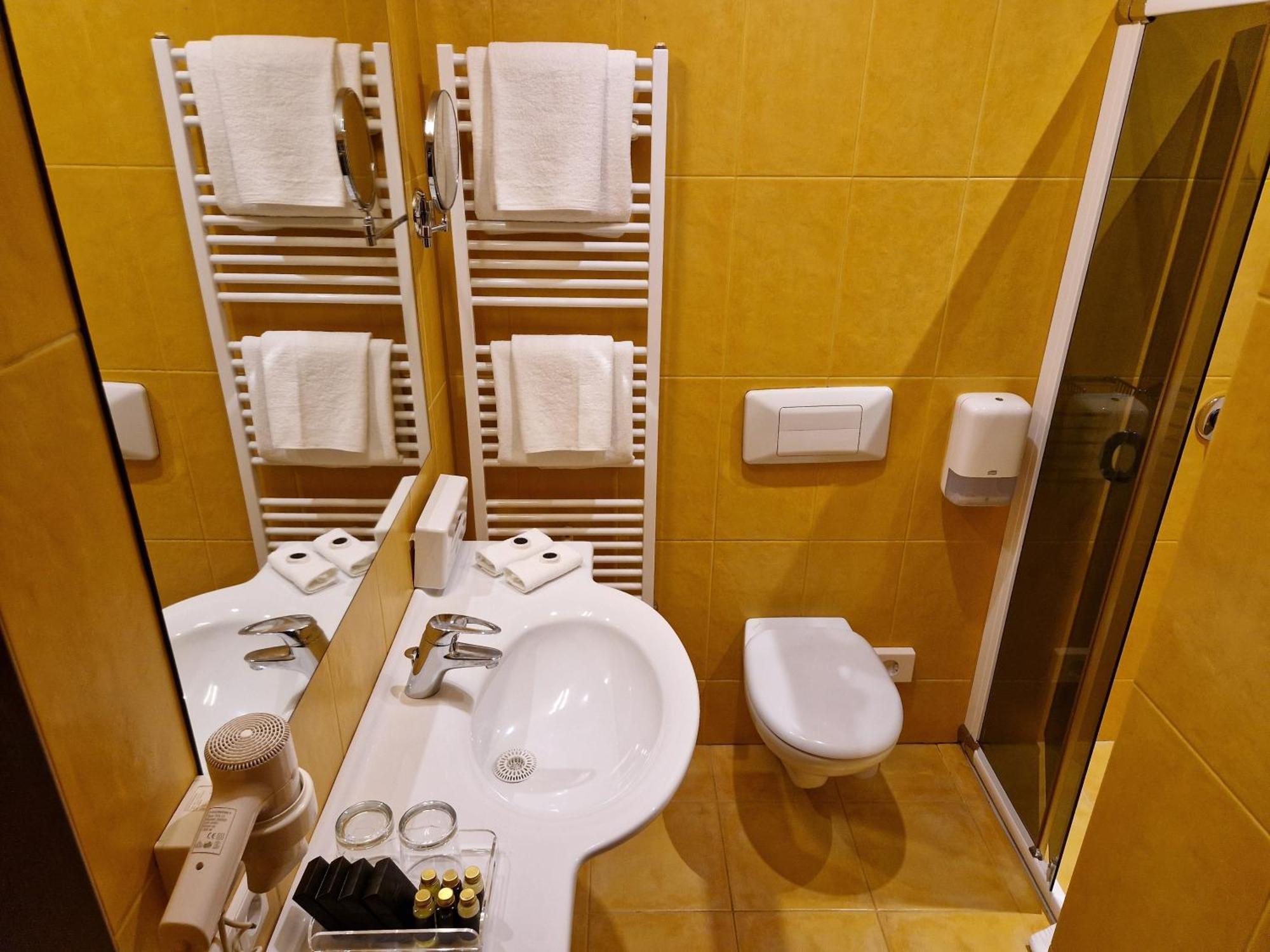 Hotel Sfinksas Kaunas Ngoại thất bức ảnh
