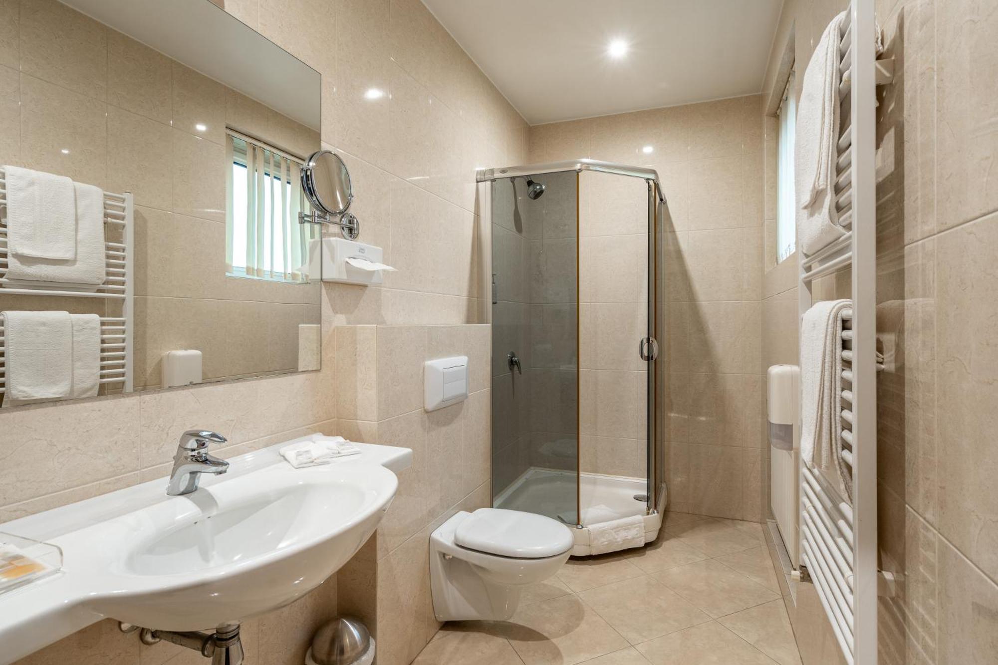 Hotel Sfinksas Kaunas Ngoại thất bức ảnh