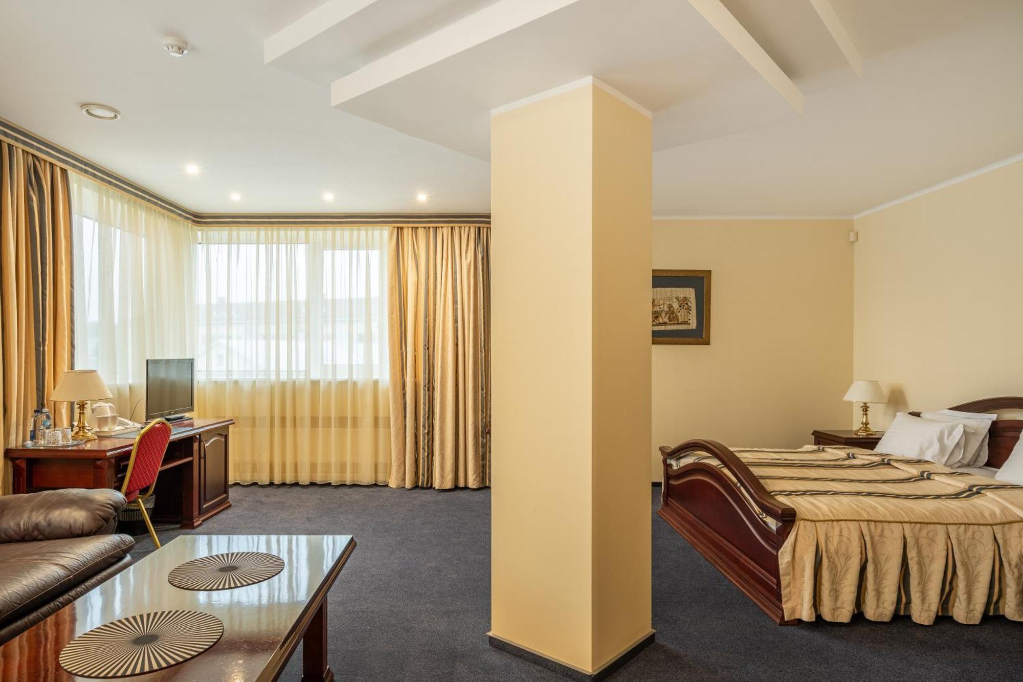 Hotel Sfinksas Kaunas Ngoại thất bức ảnh
